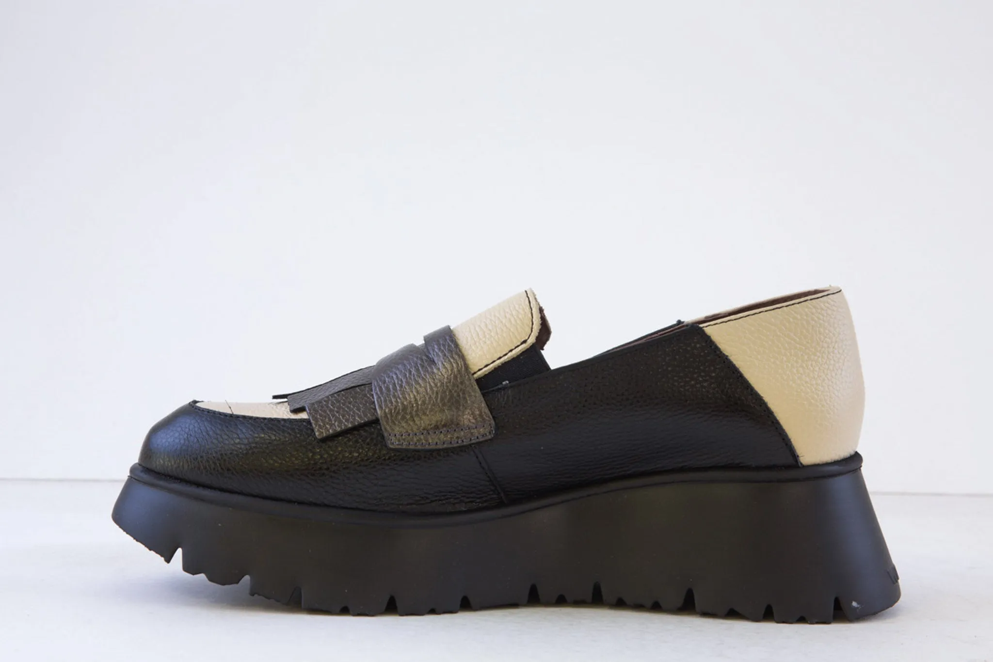WONDERS - C-7312 WEDGE SLIP-ON SHOE - BLACK/CREAM